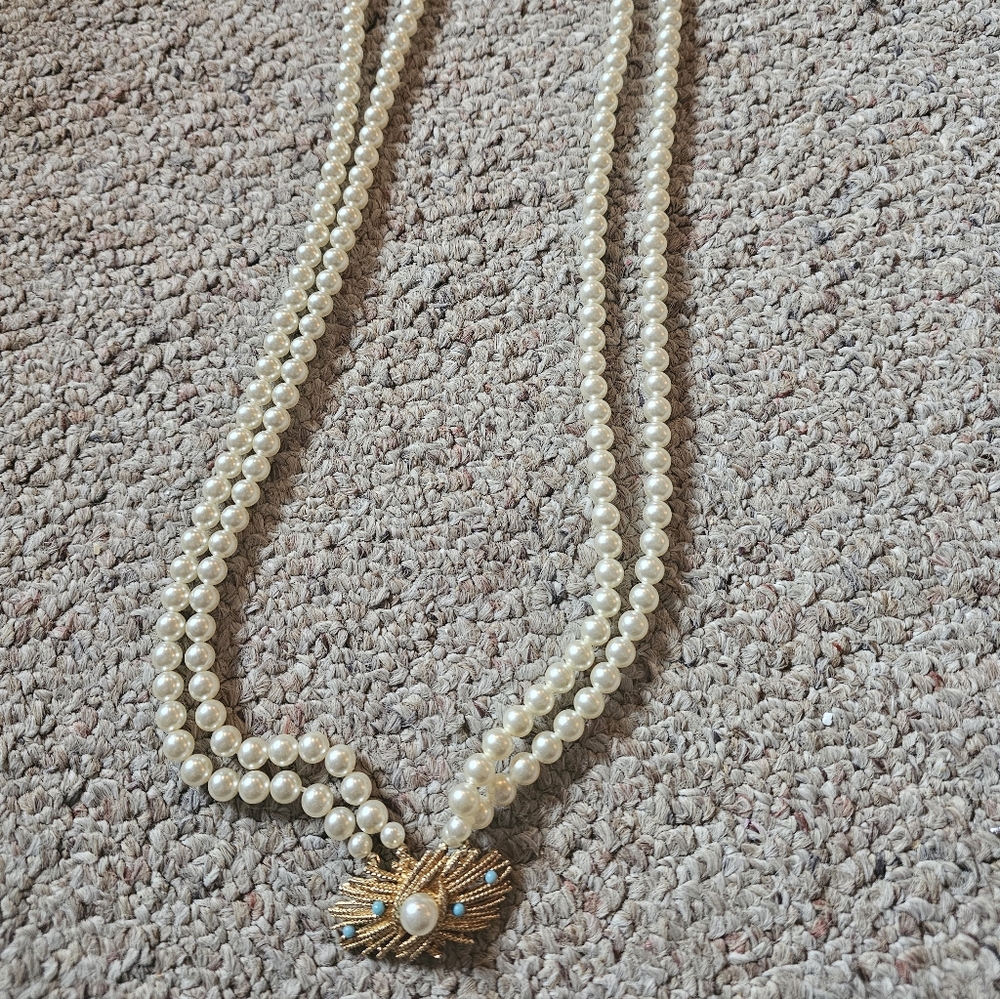 Elegant Pearl Necklace with Gold Accent